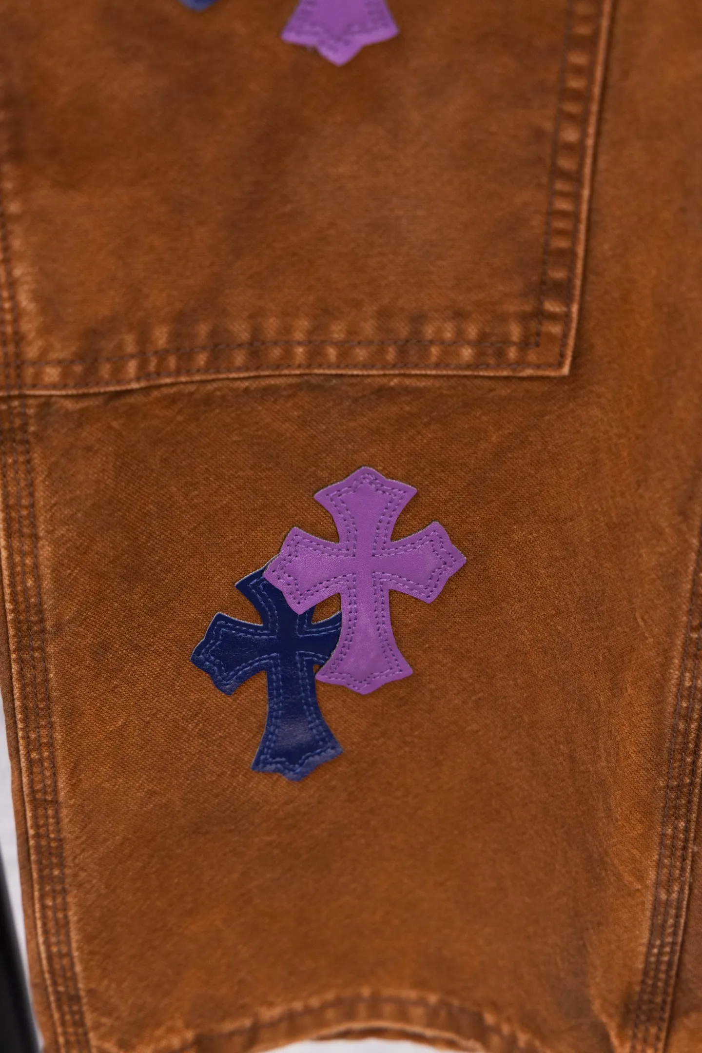 P290 Chromehearts Limited Edition Ox King Blue Purple Cross Patch Leather Brown Jeans Workwear Logging Pants. The counter price is 34W level. The patchwork cross pattern is embellished and the jeans are washed! ! An absolutely high-end luxury product, a 1.9W-level god-level single product, a super popular product, made by top heavy industry, a magic weapon that cannot be missed! [About Zangyin] This is an extremely luxurious fashion brand that can also be called the aristocracy of the high street. It has always been an exclusive brand for some hipsters or rich second generations. Compared with ordinary high streets, it is more luxurious and noble. Compared with luxury brands, it is more fashionable and individual. It has always been a brand that I have a special liking for. [Top heavy industry fashion design] Consistently high-street luxury style. Speaking of this style, the Zangyin family and GU family are definitely the leading representative brands. Especially the Zangyin family has really achieved a state-of-the-art effect in creating high-street style. The unique washed material is used to create this style. The color system is already quite eye-catching. After it is decorated with patchwork cross flowers, it cleverly highlights the charm of the brand. Secondly, this style uses classic The high-waist cutting design highlights the long legs and fashionable temperament of the upper body. The brand is highly recognizable and the slim fit configuration is more suitable for daily wear. It is a product that interprets personality, fashion, and specifications at a glance. This single product is enough to make any fan excited. It can be a white T-shirt for a youthful college style, or a tight suspender for a royal style. It has strong matching ability and can be easily controlled by men.  [Materials and craftsmanship] Needless to say, this point goes without saying. As an excellent craftsman brand, Zangyin’s requirements for details and craftsmanship are really perfect. The washed color of this model has gone through so many processes, not to mention the embellishment of denim appliques. It is also purely hand-made and sewn. Just like what they believe in, only hand-made things have soul and have the meaning of wear. A top-notch heavy-duty fashionable denim item, I look forward to your perfect interpretation! !  Color: Picture color Size: 28-36